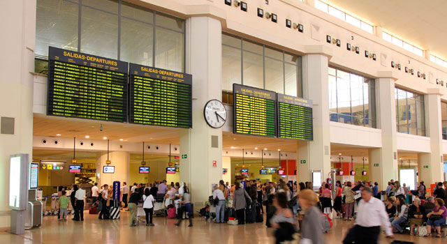 El Aeropuerto de Málaga se ubica a 8 kilómetros de la ciudad. 